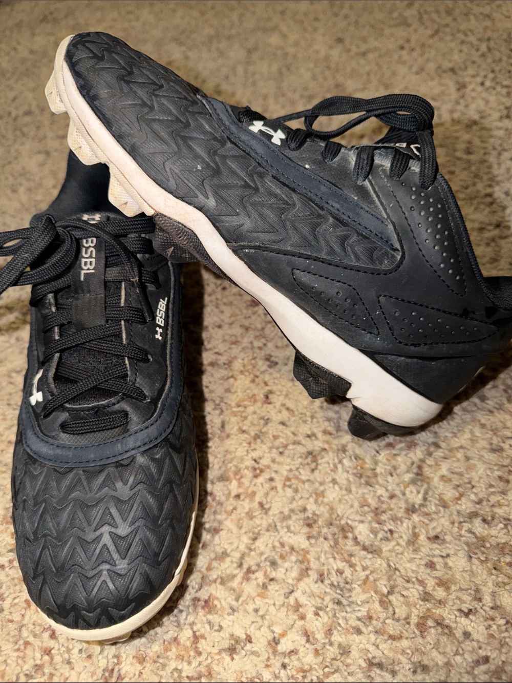 Under Armour Black 4.5 boys baseball cleats